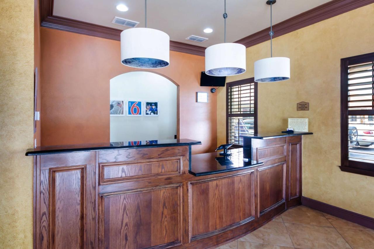 Motel 6 Floresville Buitenkant foto