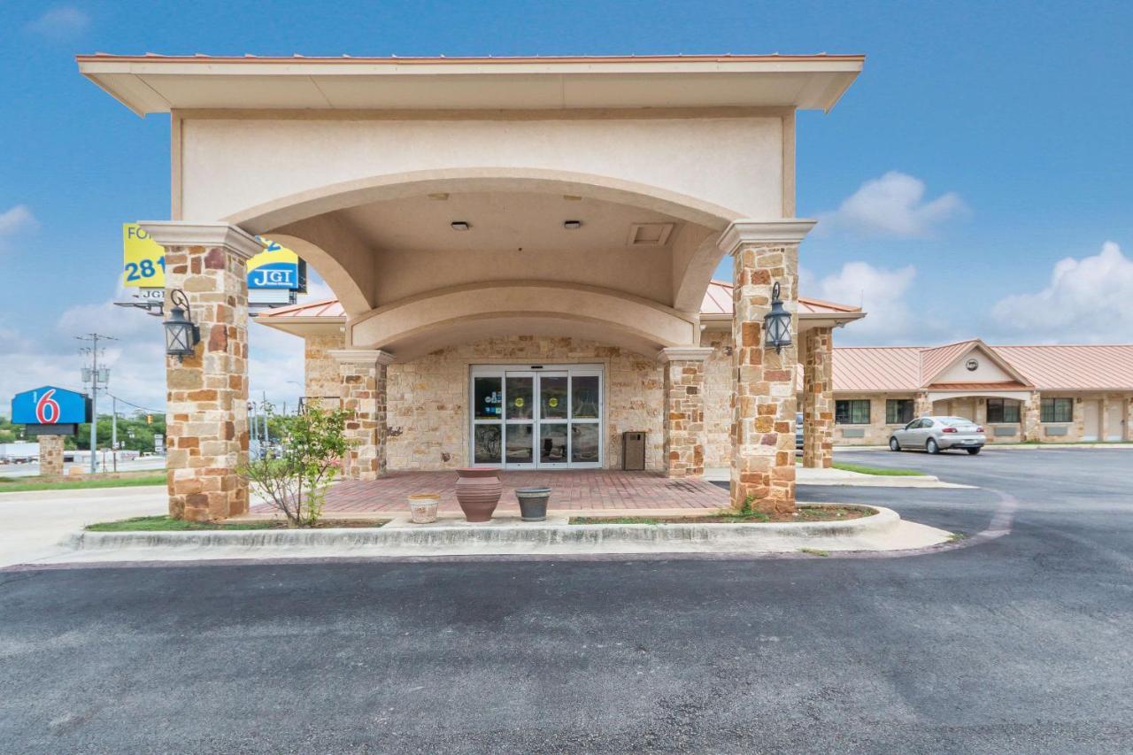 Motel 6 Floresville Buitenkant foto